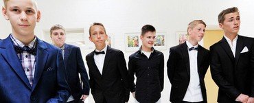 drenge klædt i jakkesæt og smiler